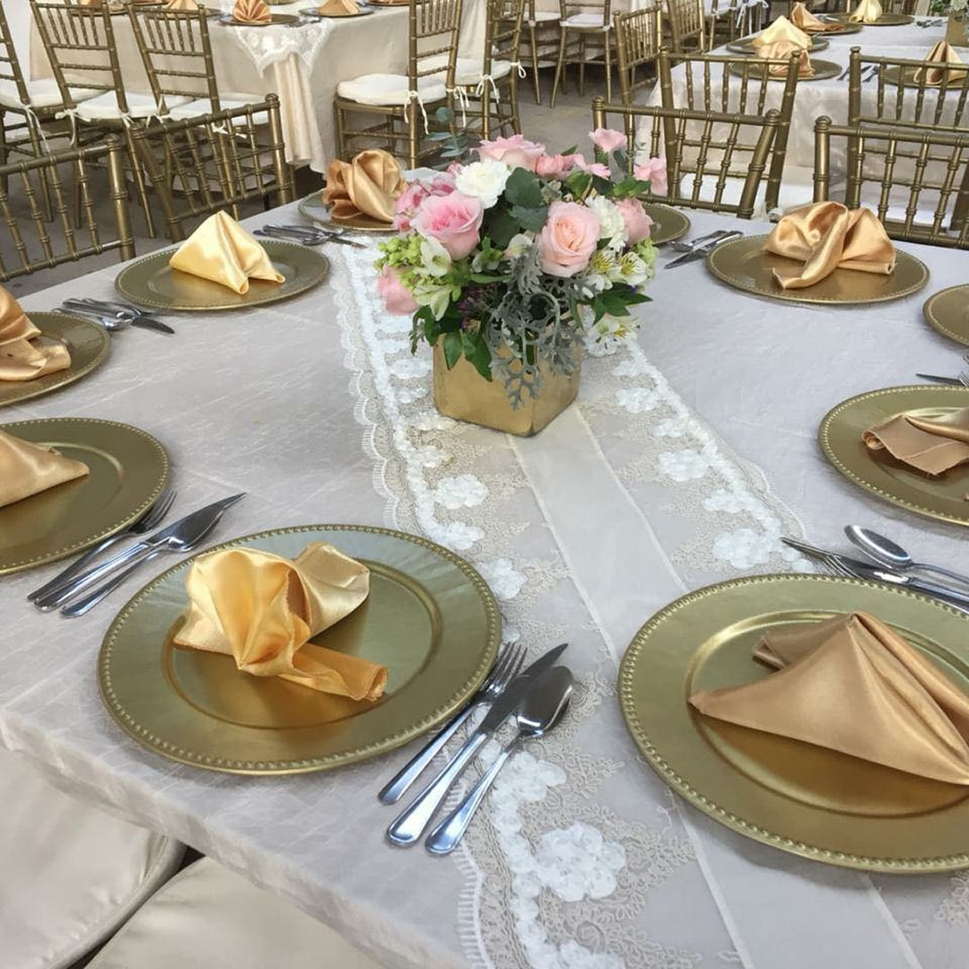 Eleganckie wnętrze restauracji Golden Harvest Table