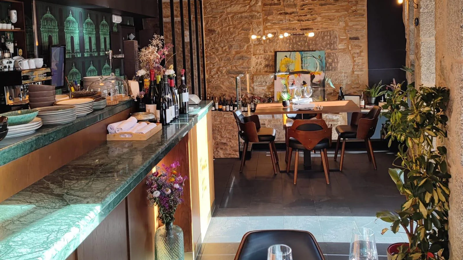 Eleganckie wnętrze restauracji Golden Harvest Table gotowe na przyjęcie gości